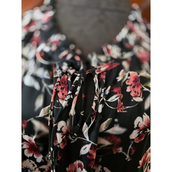 Lane Bryant Womens Black Floral Short Sleeve Blouse Ruffle Neckline Size 18/20 - Picture 2 of 8